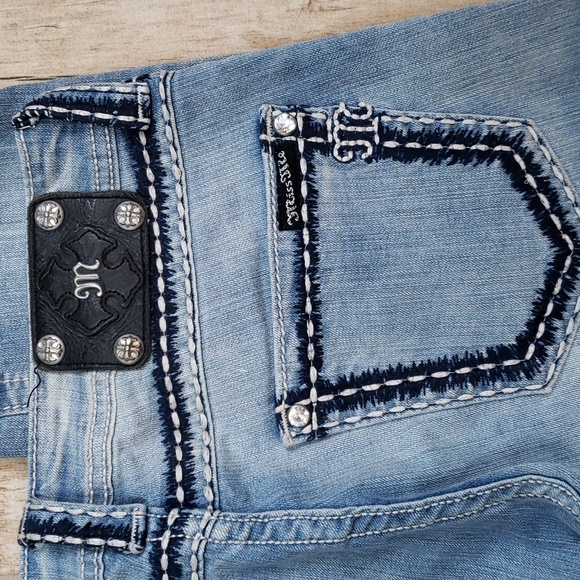 Miss Me Capri Boyfriend Jeans - Picture 6 of 7